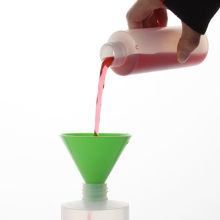 pouring liquid to pp plastic measuring cup